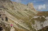 123 In lontananza si intravede il Rifugio Alpe di Tires